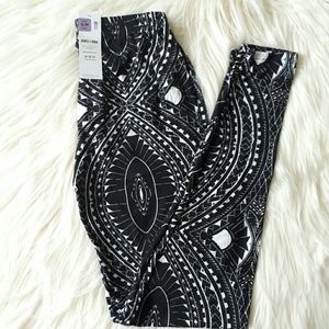 Geometric Tribal Black & White Leggings